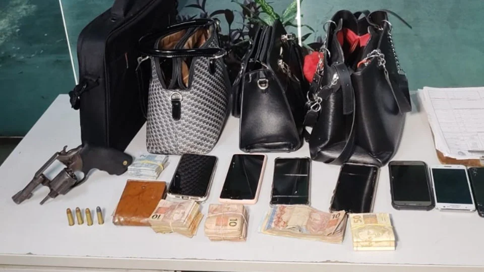 Casal é preso em flagrante após assaltar loja de colchões na avenida Tefé, em Manaus