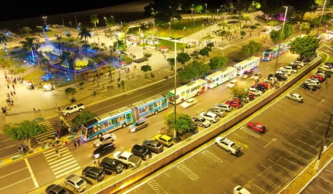 NATAL: ônibus e coletores iluminados começam a circular neste domingo em Manaus; veja fotos