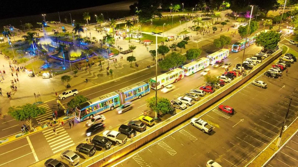 NATAL: ônibus e coletores iluminados começam a circular neste domingo em Manaus; veja fotos