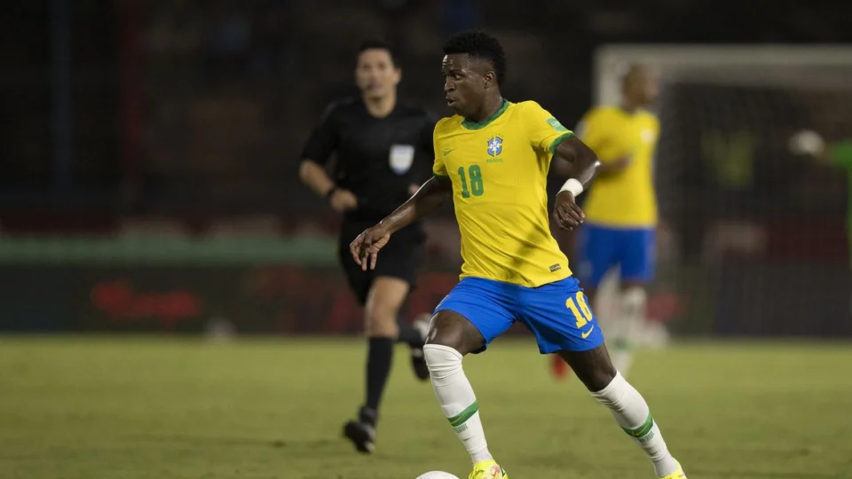 Após corte de Firmino, Tite convoca Vinícios Jr a retornar a seleção brasileira