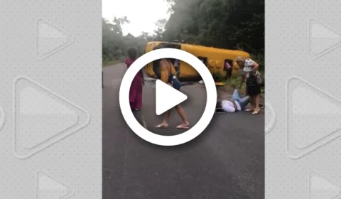 VÍDEO: No Amazonas, micro-ônibus capota e deixa pessoas feridas e vítimas fatais no Novo Airão