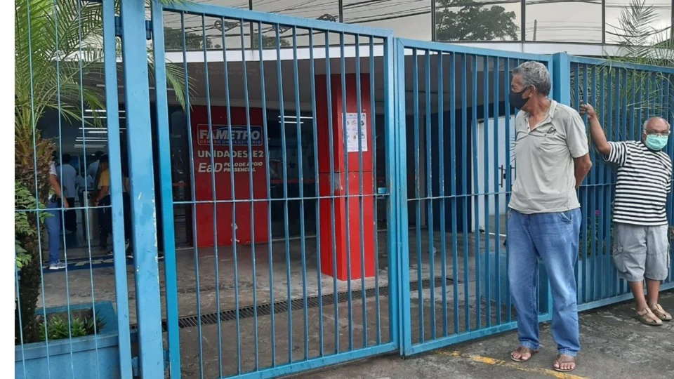 Enem: portões são fechados às 12h em Manaus e atrasados correm para chegar a tempo; veja vídeo