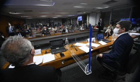 Por 7 votos a 4, CPI aprova relatório final com 80 pedidos de indiciamento