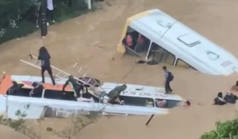 MPRJ instaura inquérito para investigar caso de dois ônibus que foram arrastados por correnteza, em Petrópolis-RJ