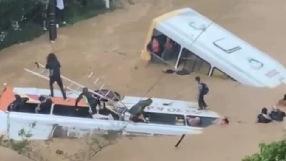 MPRJ instaura inquérito para investigar caso de dois ônibus que foram arrastados por correnteza, em Petrópolis-RJ