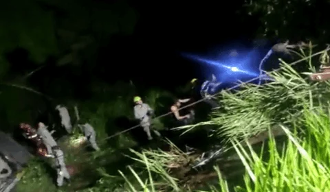 Acidente entre ônibus, caminhão e carro deixa 5 mortos e vários feridos em Goiás