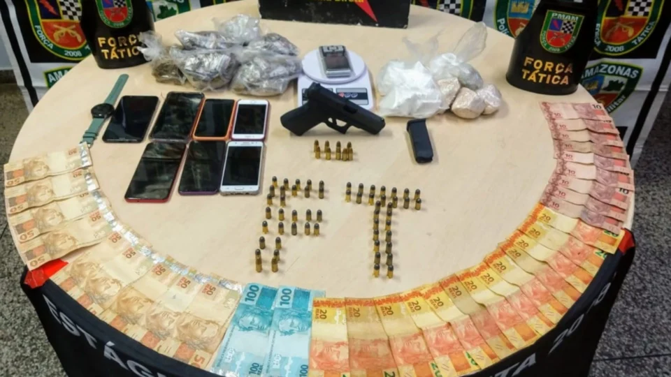 Em Manaus, três homens e dois adolescentes são detidos com arma, dinheiro e drogas no Tarumã