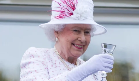 Rainha Elizabeth II é aconselhada pelos médicos a não beber todos os dias