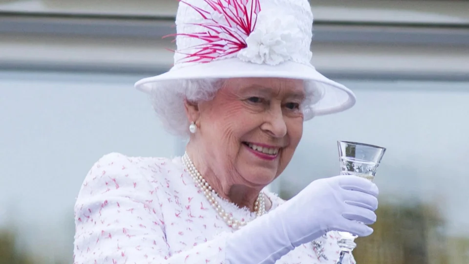 Rainha Elizabeth II é aconselhada pelos médicos a não beber todos os dias