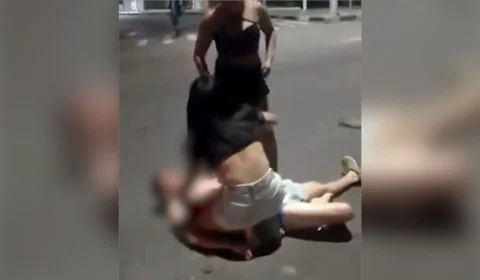 Após discussão e briga, homem tem pernas quebradas ao ser atropelado por ex da atual namorada; veja vídeo
