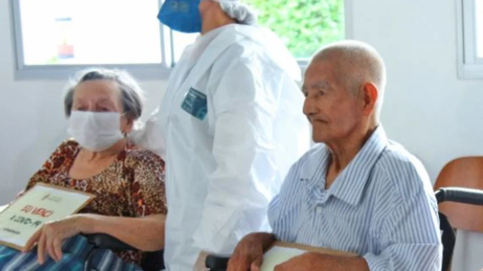 Aplicação da terceira dose da vacina contra a Covid está sendo exigida em centros de idosos de Manaus