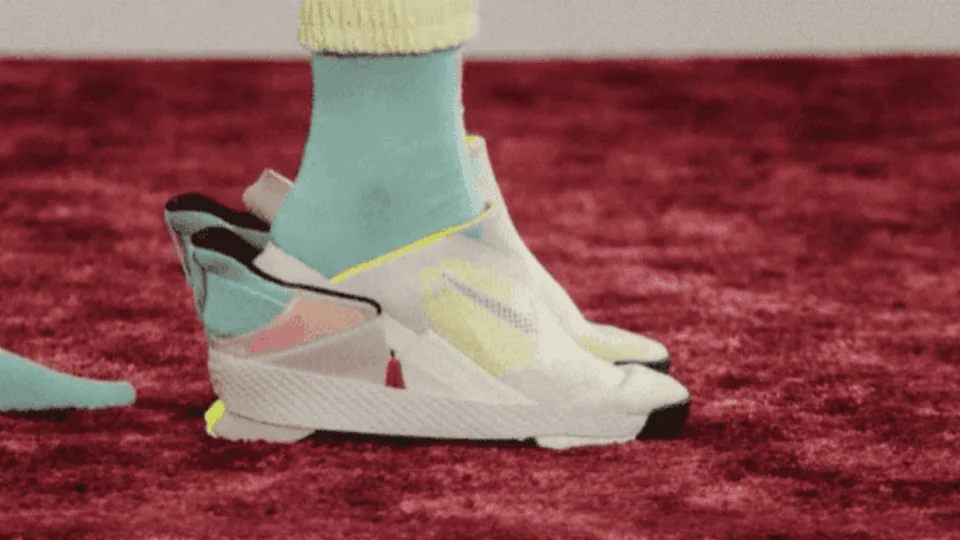 Vacina, tênis mãos livres e smartphones dobráveis estão entre as melhores invenções de 2021