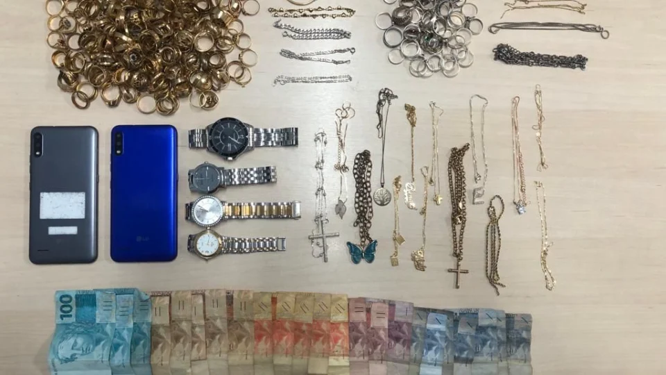 Preso suspeito de roubar turista em frente ao Mercado Adolpho Lisboa, no Centro de Manaus