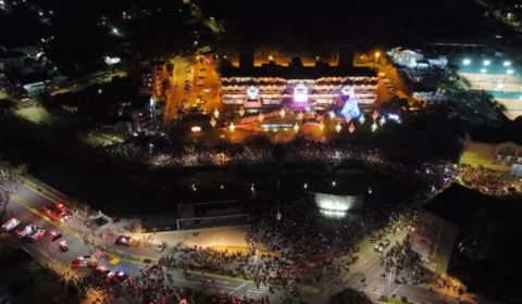 VÍDEO: Cerca de 40 pessoas caem em rio após calçada desabar em evento de abertura de Natal em Joinville