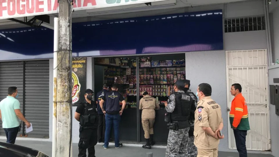 Estabelecimentos com vendas de fogos de artifício são fiscalizados, em Manaus