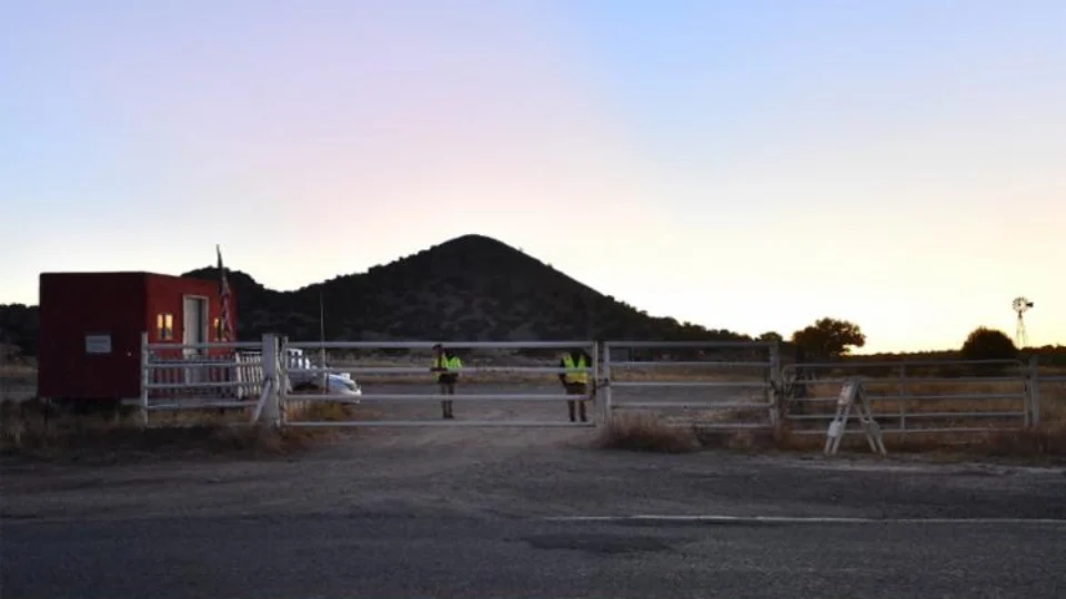 Horas antes da morte de Halyna, parte da equipe do filme ‘Rust’ se demitiu por causa de outro acidente com arma