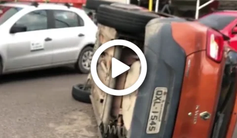 VÍDEO: carro capota e causa trânsito lento na avenida São Jorge, Zona Oeste de Manaus