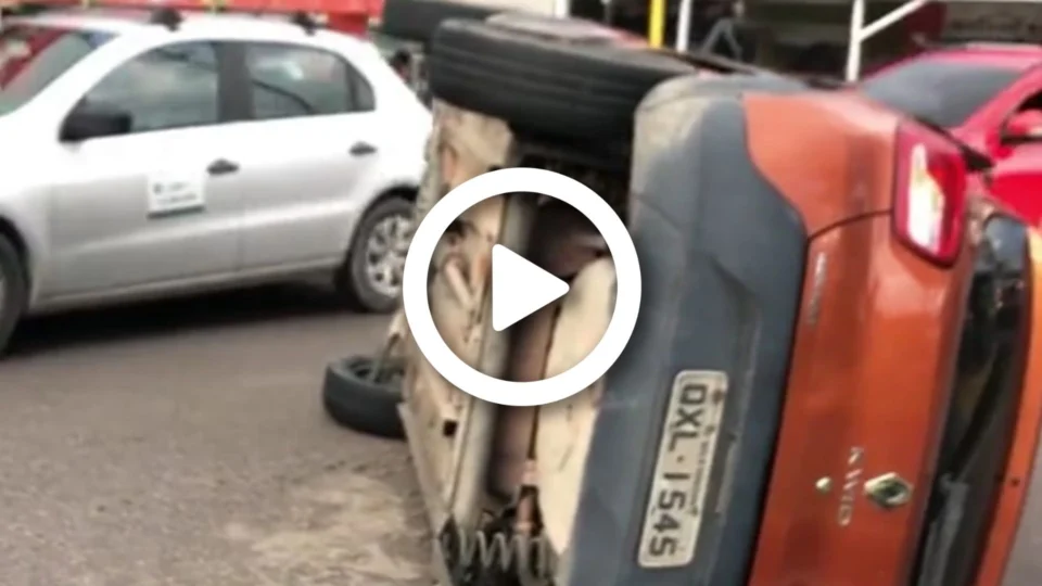 VÍDEO: carro capota e causa trânsito lento na avenida São Jorge, Zona Oeste de Manaus