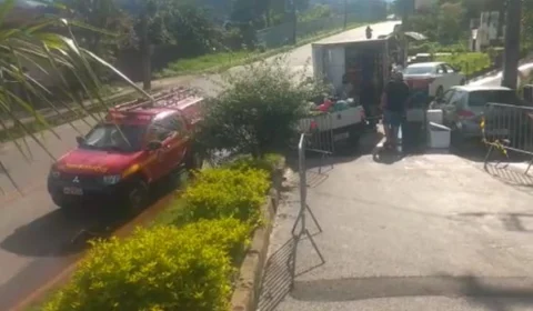 Cerca de 80 famílias são retiradas de suas casas por risco de deslizamento, em Ouro Preto (MG)