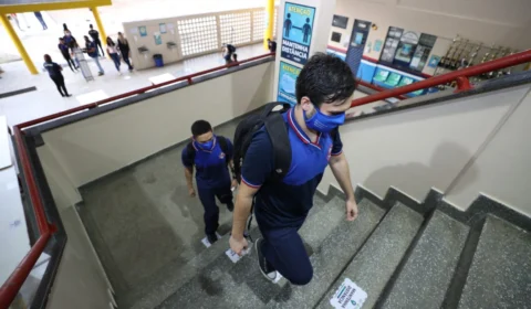 Mais de 630 mil alunos da rede pública de ensino do AM retornam às aulas presenciais nesta segunda-feira