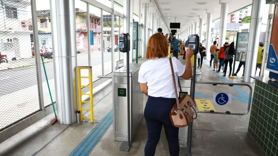Estudantes ainda podem fazer recadastramento para garantir meia-passagem estudantil em Manaus