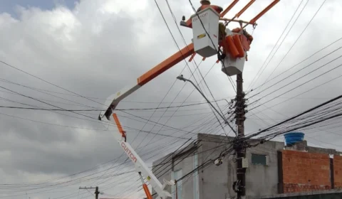 Em Manaus, 12 mil imóveis continuam sem energia elétrica nesta terça-feira