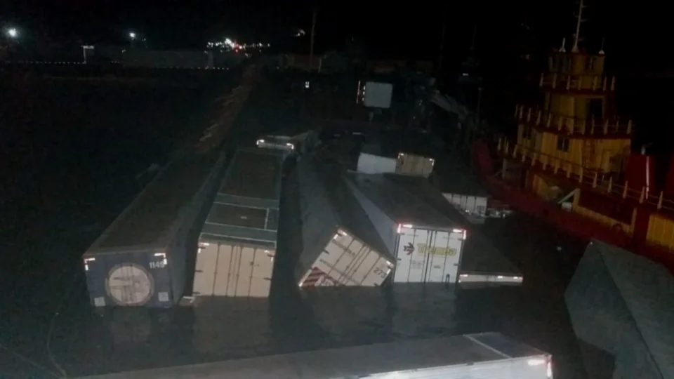 VÍDEO: Em Manaus, balsa carregada com vários containers afunda no Porto da Ceasa