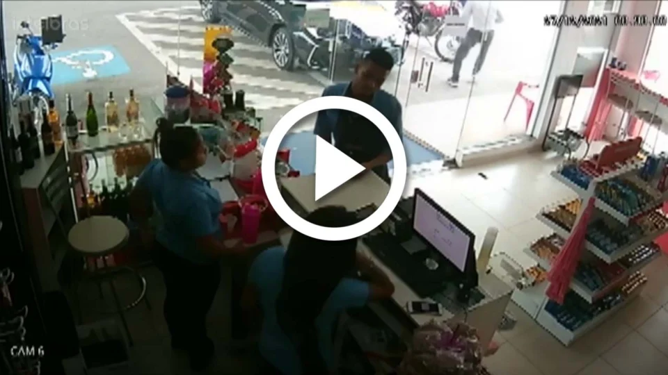 VÍDEO: homem tem a moto roubada em posto de combustíveis em Manaus