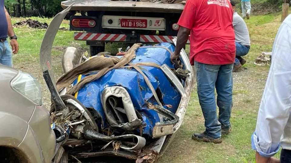 Motor do avião que caiu com Marília Mendonça é resgatado em MG