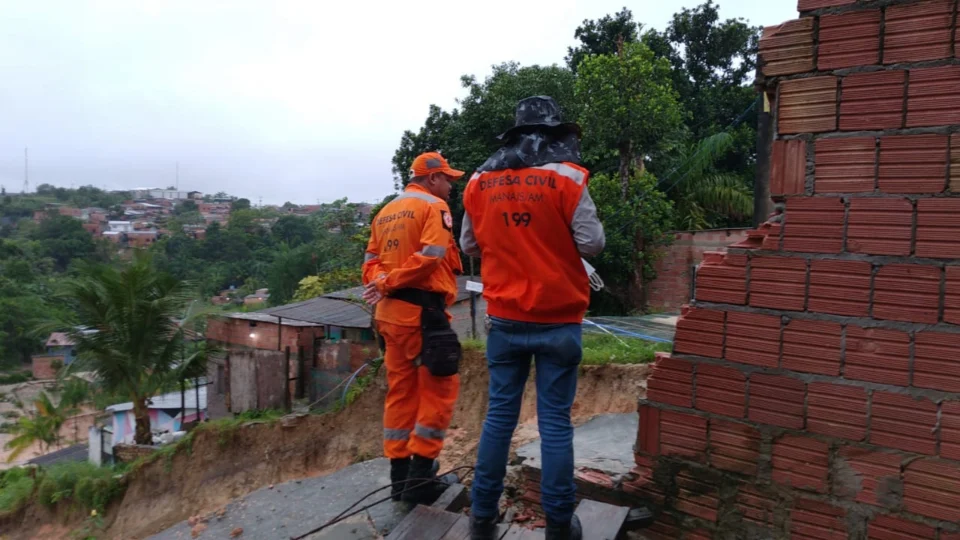 Defesa Civil registra mais de 20 ocorrências após chuva forte em Manaus
