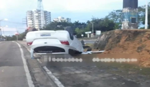 Em Manaus, após carro invadir calçada e capotar, um homem fica ferido