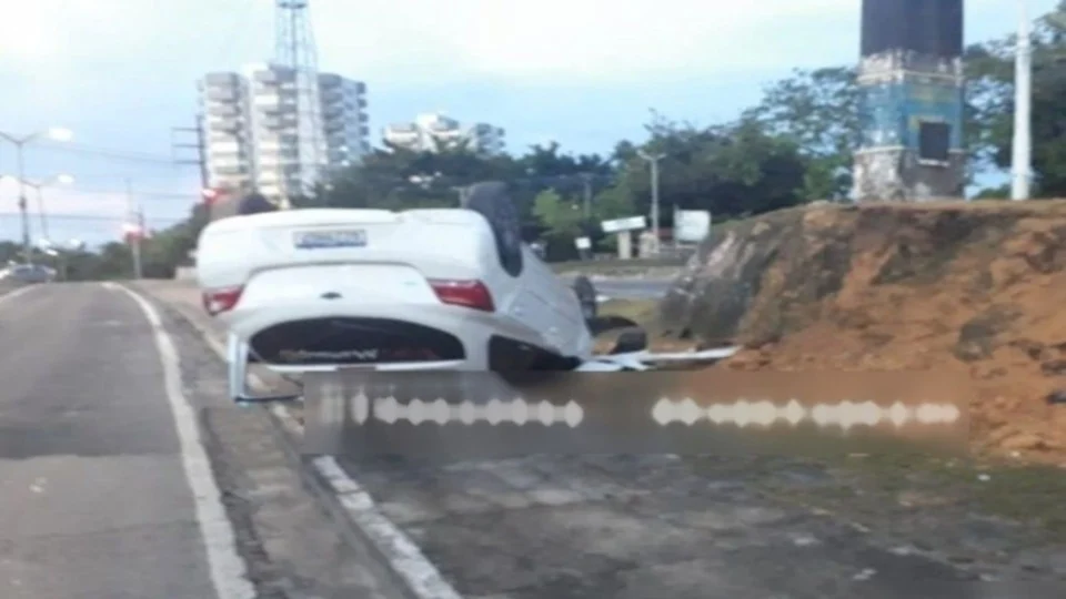 Em Manaus, após carro invadir calçada e capotar, um homem fica ferido