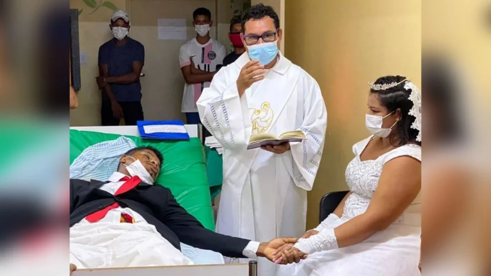 Noivo sofre acidente um dia antes do casamento e noiva realiza cerimônia no hospital, no Pará; veja fotos