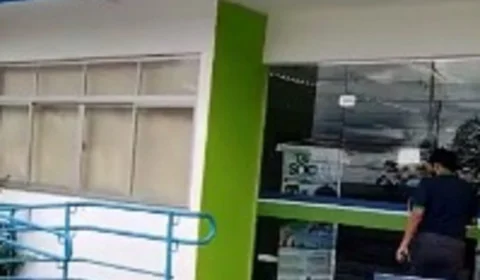 Revoltado, homem joga pedaços de frango estragados em frente ao prédio da Amazonas Energia