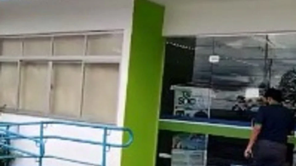 Revoltado, homem joga pedaços de frango estragados em frente ao prédio da Amazonas Energia