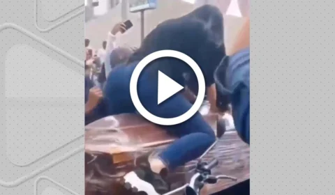 VÍDEO: viúva dança e rebola em cima do caixão do marido em funeral no Equador