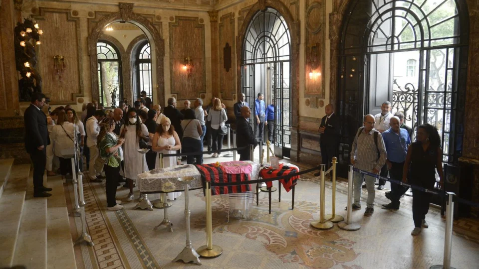 Velório do ator Milton Gonçalves é aberto ao público no Theatro Municipal do Rio de Janeiro