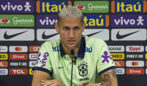 Em Barcelona, Richarlison brinca e diz que ‘camisa 9 na Seleção já é dele’