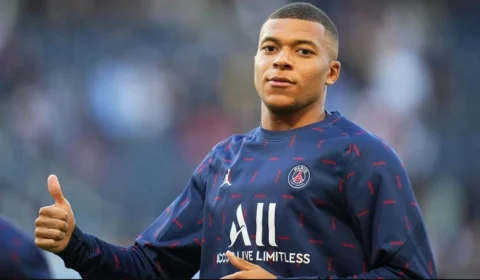 Estrela do PSG Mbappé estaria namorando modelo trans na França, diz jornal
