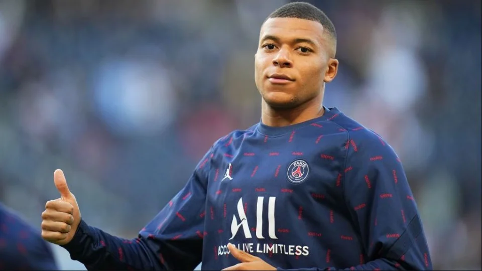 Estrela do PSG Mbappé estaria namorando modelo trans na França, diz jornal