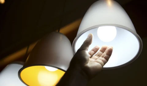 Desligamento na linha de transmissão deixa bairros de Manaus sem energia elétrica nesta sexta-feira