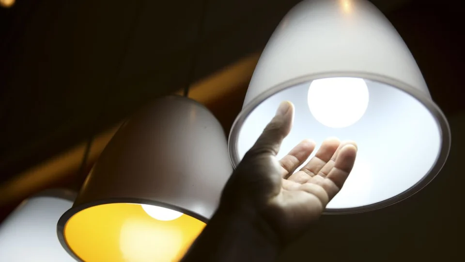 Desligamento na linha de transmissão deixa bairros de Manaus sem energia elétrica nesta sexta-feira