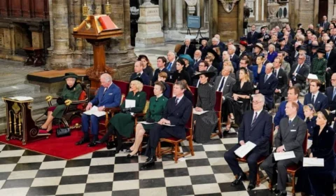 Rainha Elizabeth II faz aparição pública e homenageia príncipe Philip