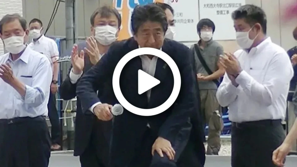 VÍDEO: veja exato momento em que ex-premiê do Japão Shinzo Abe é baleado e morto durante discurso