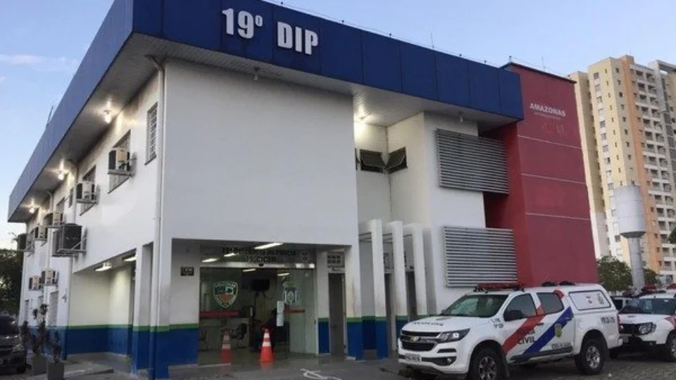 Homem é preso em Manaus suspeito de homicídio qualificado e corrupção de menores em Coari