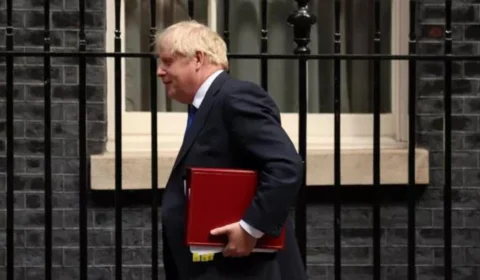 Baixas no governo Boris Johnson chegam a 30 em meio a denúncias de abuso sexual de ex-secretário