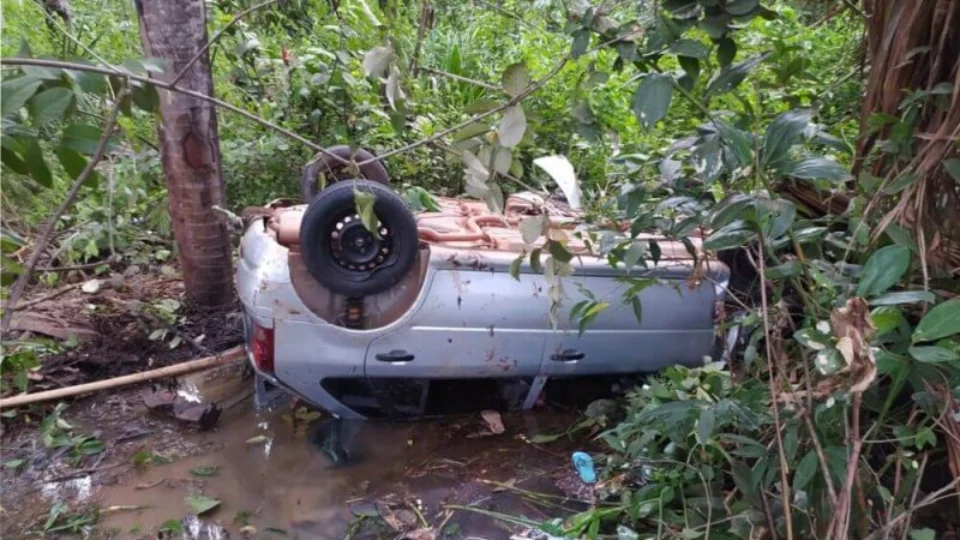 Acidente em Goiás deixa seis crianças feridas após carro cair em barranco