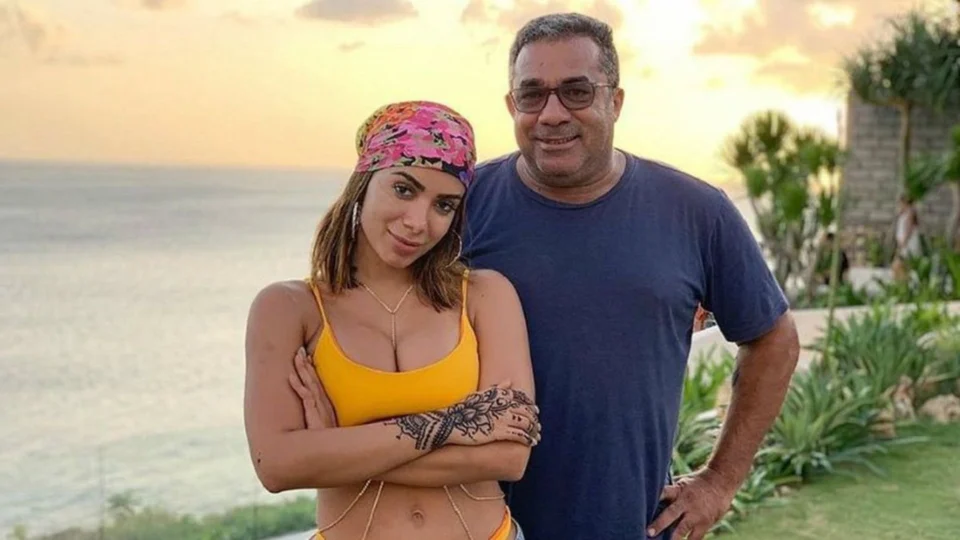Pai da cantora Anitta é internado por Covid-19 após AVC e câncer