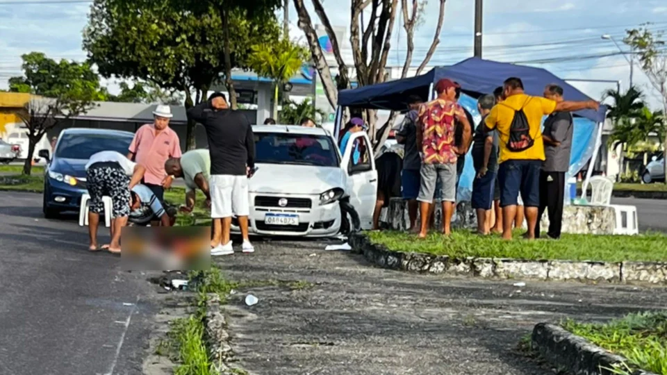 Carro invade calçada e atropela casal na Zona Norte de Manaus