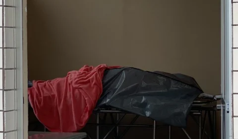 Jovem é morta a facadas no quarto de casa na Zona Leste de Manaus